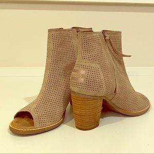 Toms Majorca peep toe bootie